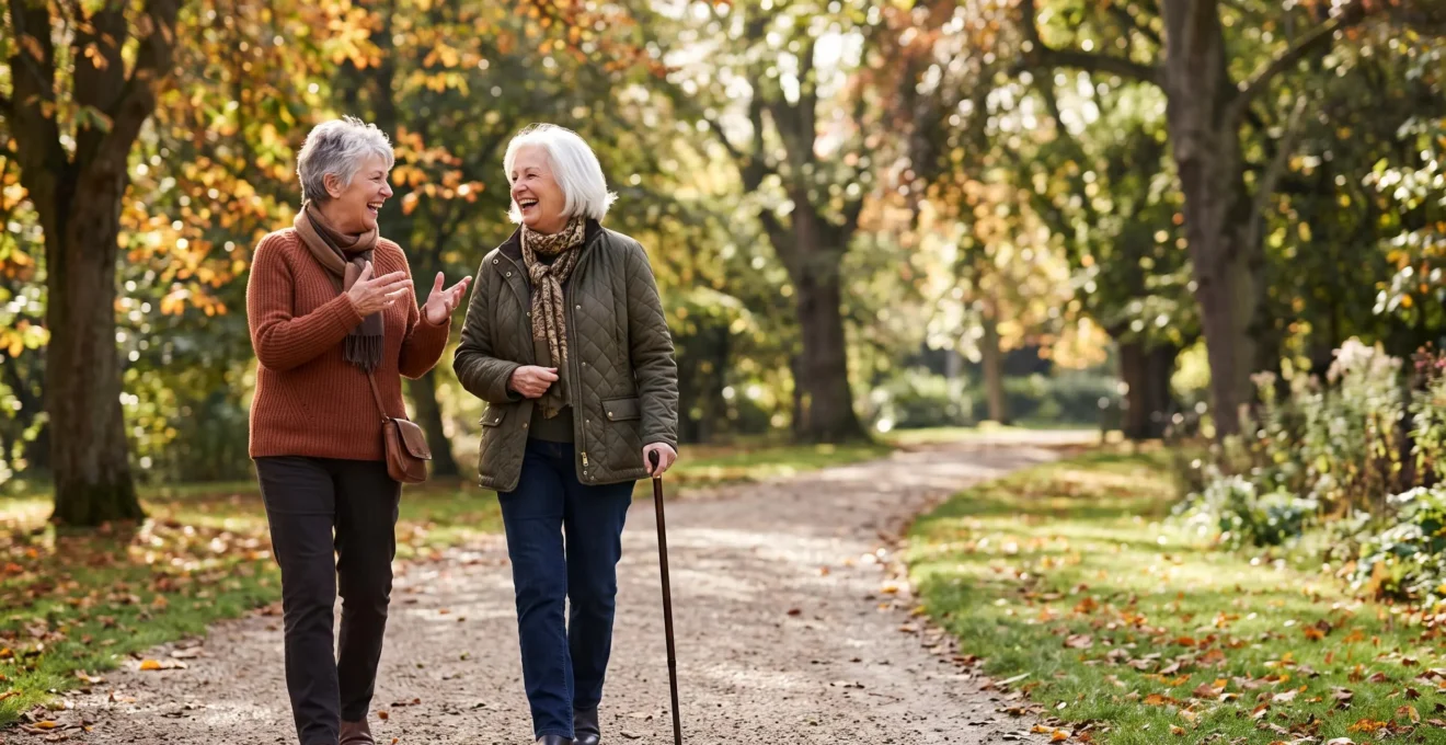 Deux seniors souriants partageant un moment de complicité autour d'une activité de loisir en extérieur